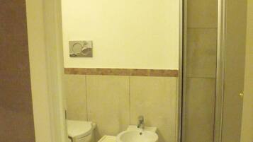 Shower, rainfall showerhead, free toiletries, hair dryer
