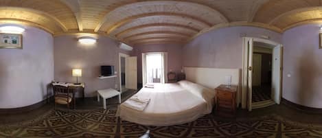 Kamer, 1 twee- of 2 eenpersoonsbedden, balkon, uitzicht op stad | Een gratis minibar, individueel gedecoreerd, individueel gemeubileerd