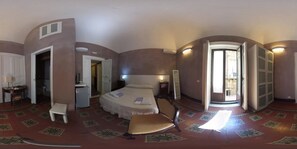 Kamar Double atau Twin, balkon, pemandangan kota | Minibar gratis dan didekorasi berbeda-beda