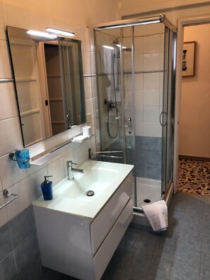 Doccia, asciugacapelli, bidet, asciugamani