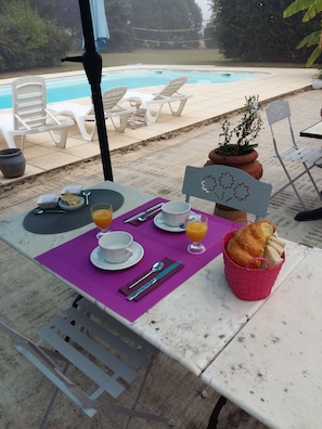 Daily continental breakfast (EUR 6 per person)