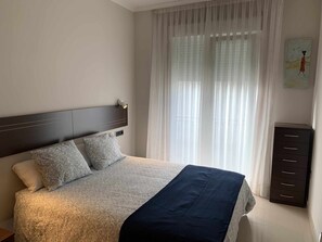 1 habitación, tabla de planchar con plancha, wifi gratis y ropa de cama 
