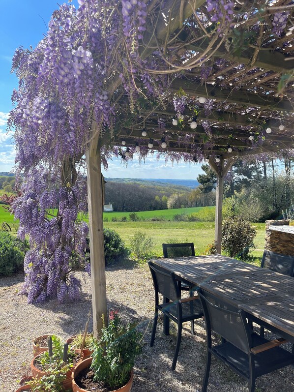 Outdoor dining - Family Friendly Gite Nr Sarlat With Beautiful Views Of The Dordogne Countryside (Tamniès)