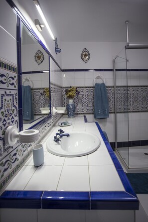 Badewanne, Haartrockner, Bidet, Handtücher