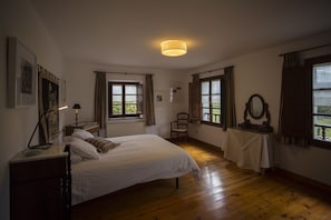 7 bedrooms, iron/ironing board, free WiFi, bed sheets