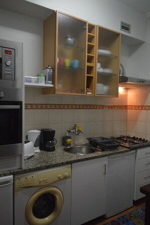 Kylskåp, mikrovågsugn, ugn och spishäll