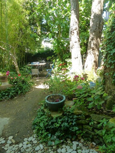 300m from the beach, large charming house with wooded garden and flowered courtyard
