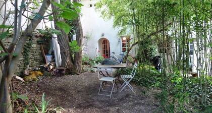 300m from the beach, large charming house with wooded garden and flowered courtyard