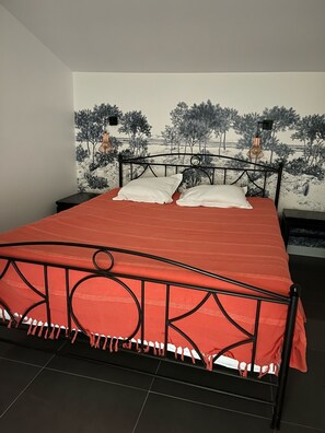 7 bedrooms, desk, iron/ironing board, travel cot