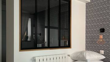 7 chambres, bureau, fer et planche Ă repasser, lit parapluie