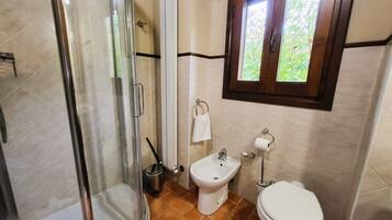 Shower, bidet, towels