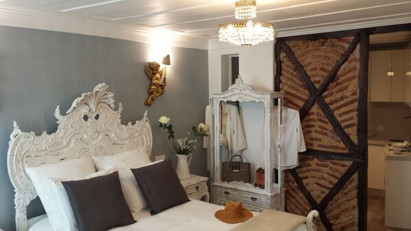 1 غرفة نوم وخزنة داخل الغرفة ومكتب ومكواة/لوح كي