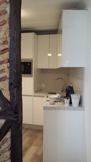 ثلاجة، ميكروويف، فرن، موقد طهي مسطح