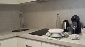 Kaffetrakter/tekoker, kjøleskap, mikrobølgeovn og ovn