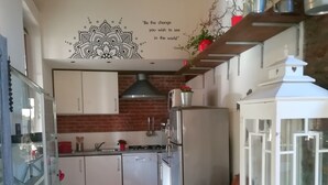 Cafetera y tetera, refrigerador, microondas y horno 