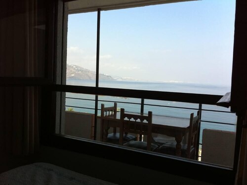 Huoneisto on upealla merinäköalalla - terassi ja uima-allas