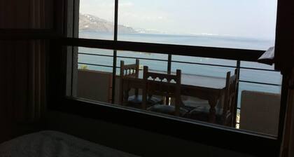 Huoneisto on upealla merinäköalalla - terassi ja uima-allas