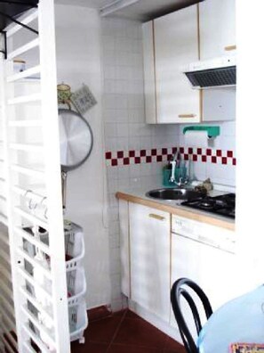 Refrigerador, microondas, placa de cocina, lavavajillas