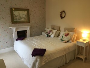 2 bedrooms, iron/ironing board, travel cot, WiFi - Cosy cottage with great pubs and brewery within walking distance. Pet friendly (Hook Norton)