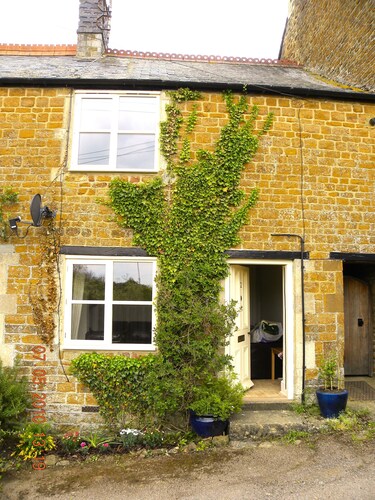 Cosy cottage with great pubs and brewery within walking distance. Pet friendly