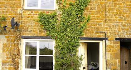 Cosy cottage with great pubs and brewery within walking distance. Pet friendly