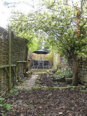 Outdoor dining - Cosy cottage with great pubs and brewery within walking distance. Pet friendly (Hook Norton)