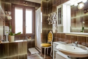 Ducha, secador de pelo, toallas