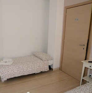 1 habitación, tabla de planchar con plancha, internet y ropa de cama 