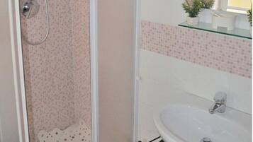 Dusche, Haartrockner, HandtĂŒcher