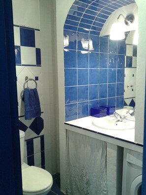 Shower, hair dryer, bidet, towels - Luxury Apartment. House with character (Tavira)