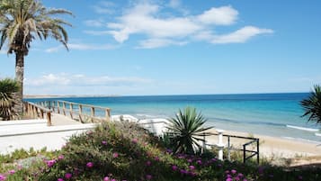 Una spiaggia nelle vicinanze