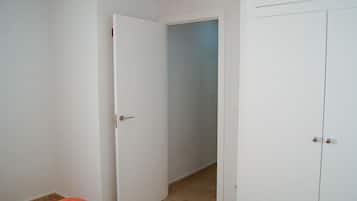 Apartamento, 2 habitaciones, vistas al mar | 2 dormitorios, tabla de planchar con plancha, ropa de cama