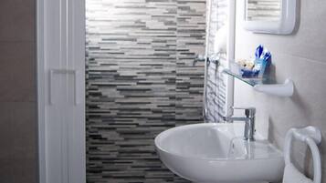 Apartment, 2 Bedrooms, Ocean View | Bathroom | Shower, free toiletries, towels