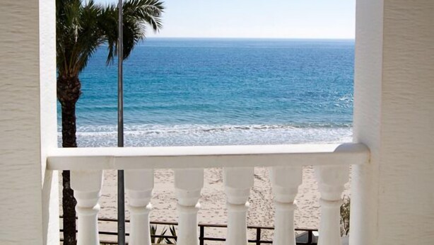 A balcony with a view of the beach and ocean. - Apartamentos Riviera Beach (Pilar de la Horadada)