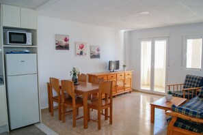 Apartamento, 2 quartos, vista para o oceano | Área de estar | TV de tela plana