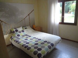 1 bedroom, iron/ironing board, WiFi, bed sheets - Room in pretty quiet longère (Les Fougerêts)