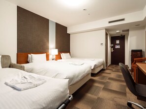 Meja kerja, tirai kedap cahaya, Wi-Fi gratis, dan seprai linen