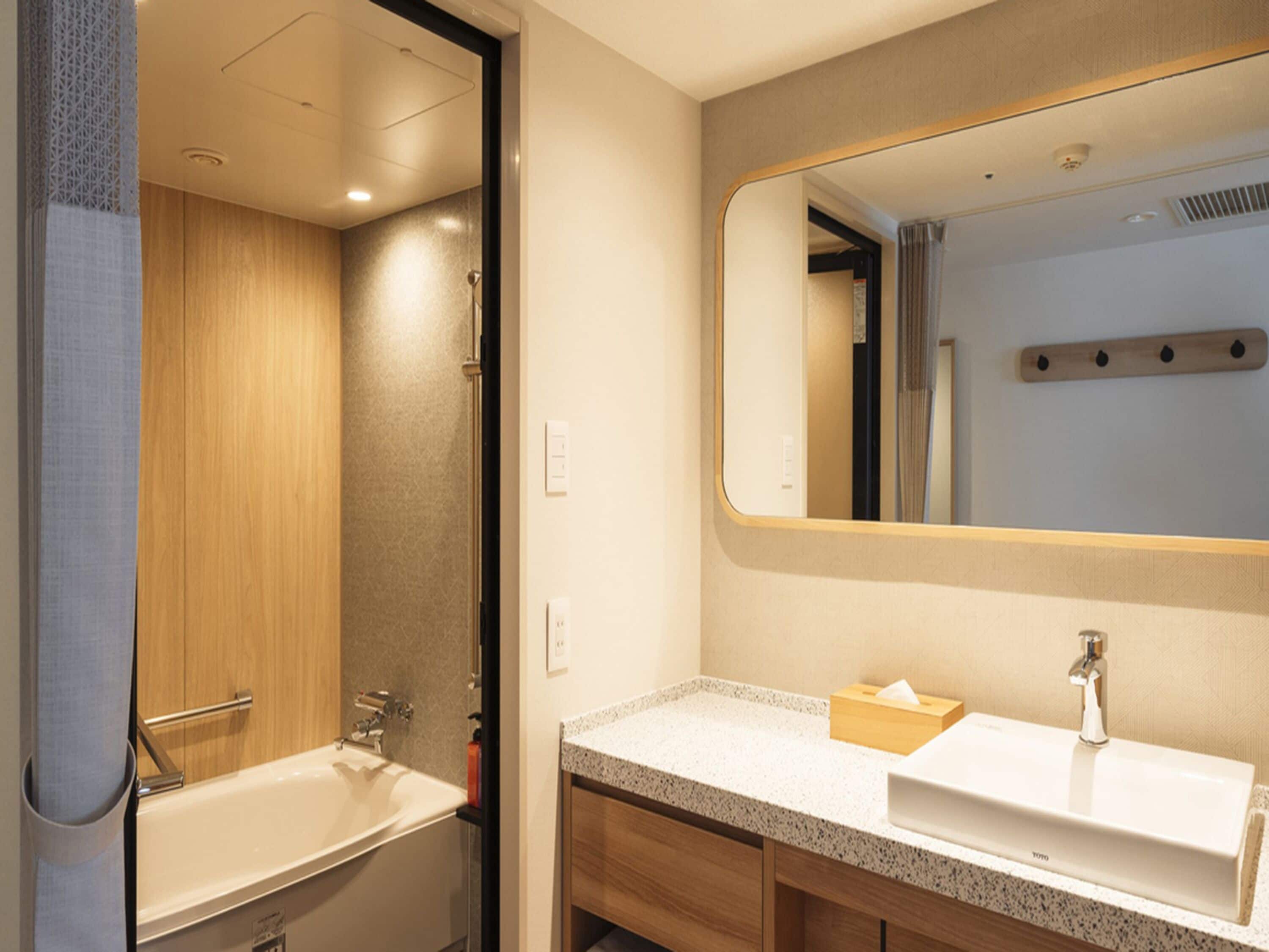 combined shower/bathtub, deep-soaking bathtub, free toiletries