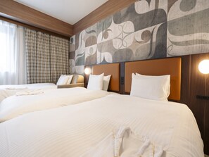 Meja kerja, tirai kedap cahaya, Wi-Fi gratis, dan seprai linen