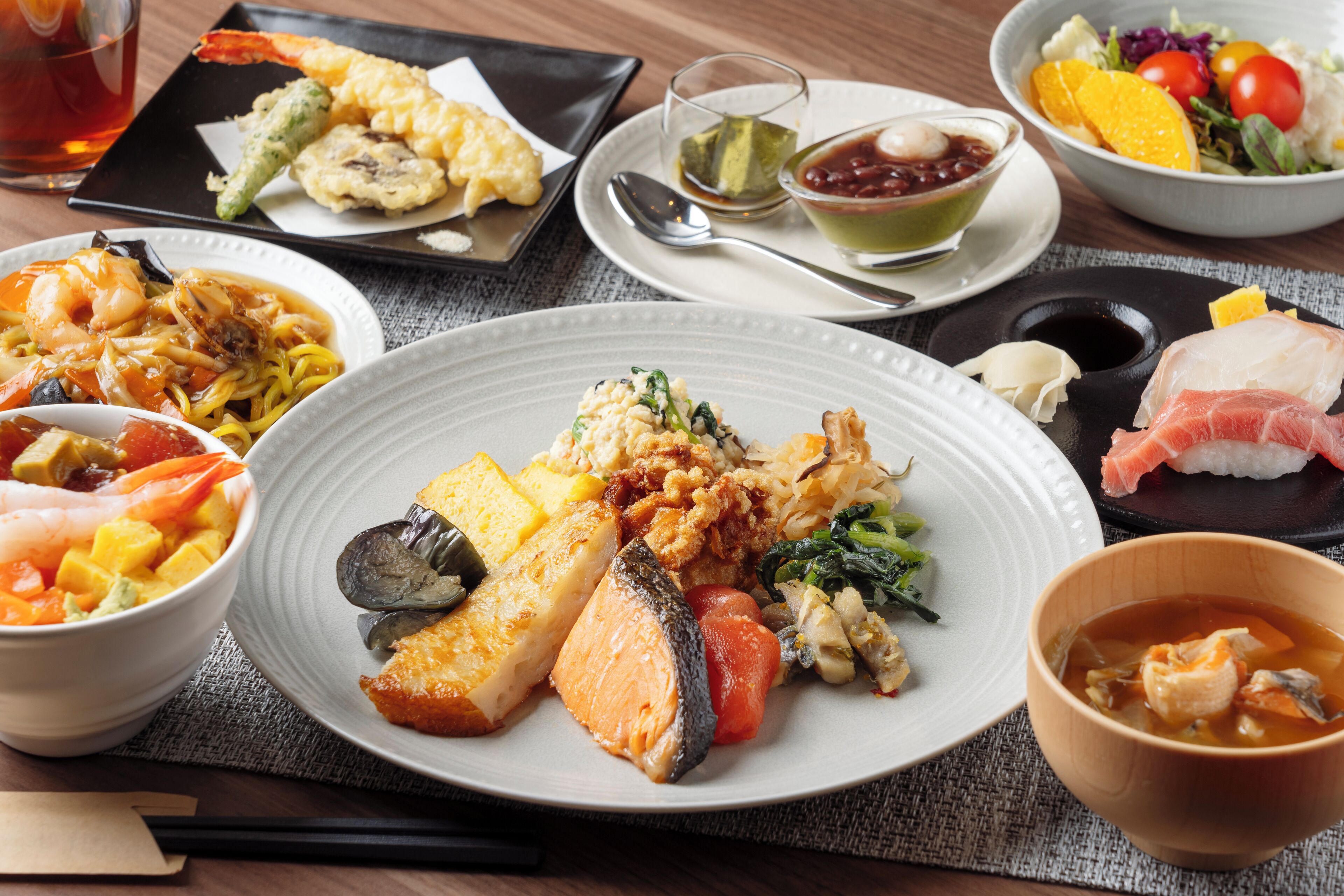 Daily buffet breakfast (JPY 2800 per person)