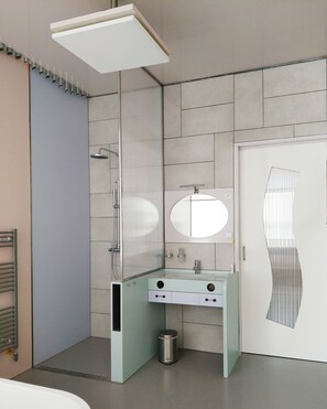 Ensemble douche/baignoire, sĂšche-cheveux, serviettes fournies, savon