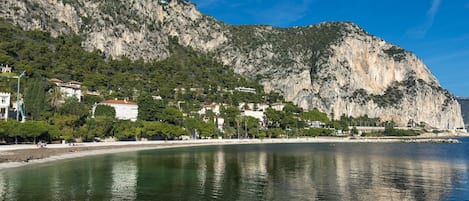 Una playa cerca
