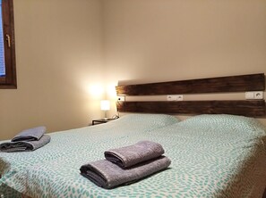 4 bedrooms, iron/ironing board, bed sheets