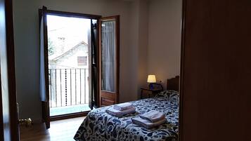 4 habitaciones, tabla de planchar con plancha y ropa de cama