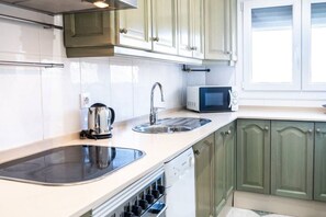 Micro-ondes, four, lave-vaisselle, cafetière/bouilloire