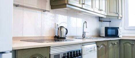 Microwave, oven, dishwasher, coffee/tea maker