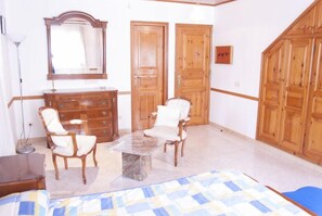 雙人房, 1 張加大雙人床 | 書桌、遮光布/窗簾、床單