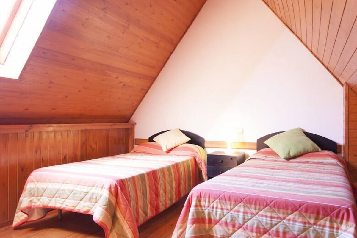 Vierbettzimmer (1 double bed and 2 single beds)