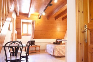 四人房 (1 double bed and 2 single beds) | 書桌、遮光布/窗簾、床單