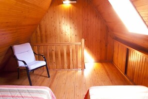 Vierbettzimmer (1 double bed and 2 single beds)